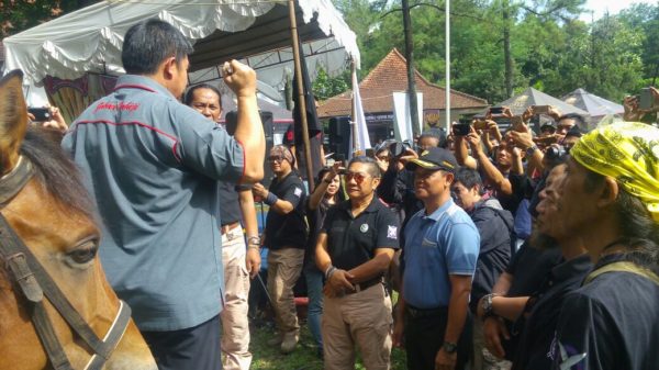 Ketua Umum Koni Jabar Brigjen TNI Ahmad Saefudin memperagakan cara lempar pisau pada pembukaan Kejurnas Lempar Pisau ke- III di Taman Pramuka Kota Bandung, Jumat (10/12). by Pendam Slw