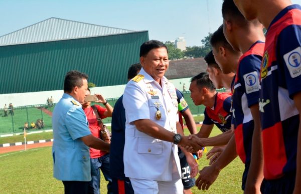 Kasum TNI Laksdya TNI Didit Ashaf Heriawan, M.P.A., M.B.A. berjabat tangan dengan para pemain Piala Wira Malindo ke-XXXI/2016 di Stadion Siliwangi, Bandung, Kamis (8/12). by Pendam Slw