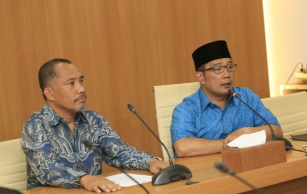 Wali Kota Bandung Ridwan Kamil menerima oordinator Desk Kebebasan Beragama dan Berkeyakinan Komnas HAM Jayadi Damanik di Pendopo Kota Bandung, Jumat (9/12). by Meiwan Humas Pemkot Bandung 