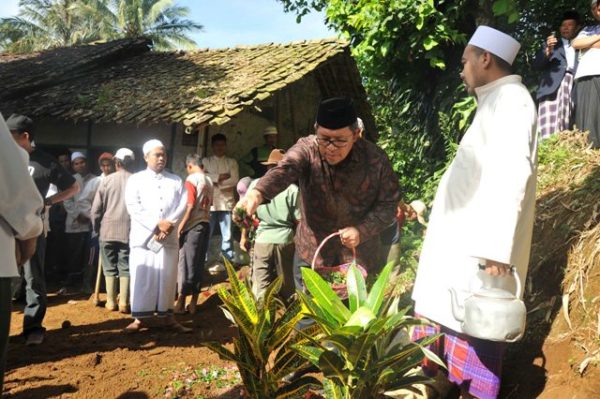 Gubernur Jabar Ahmad Heryawan saat prosesi pemakaman almarhumah neneknya, Hj. Lomrah binti Mad Iskak, di Kp Warudoyong, Ds Margaluyu, Kec Sukalarang, Kab Sukabumi, Minggu (18/12) pagi. by Humas Pemprov Jabar