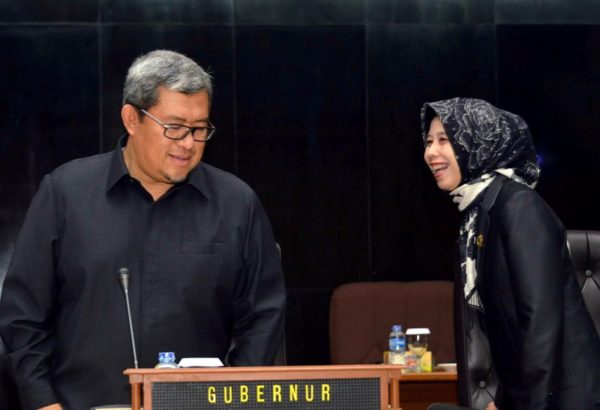 Gubernur Jabar Ahmad Heryawan bersama Ketua DPRD Jabar Ineu Purwadewi saat Rapat Paripurna di DPRD Jabar, Rabu (7/12) malam. by Ttg Humas Pemprov Jabar