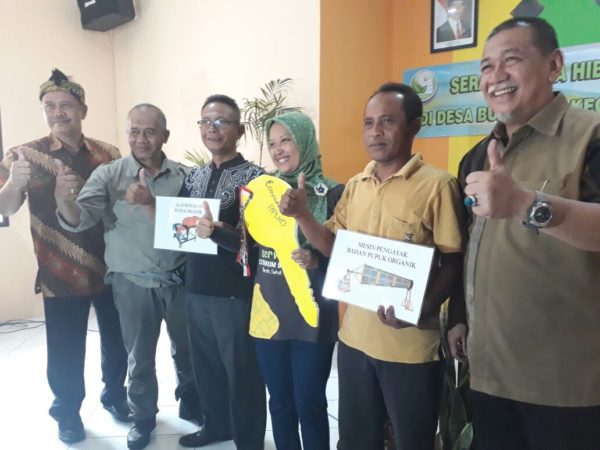 Wagub Jabar Deddy Mizwar saat Serah Terima Hibah Barang Daerah, di Aula Kantor Desa Buahbatu Kec Bojongsoang, Kab Bandung Jumat (30/12). by Humas Pemkab Bandung