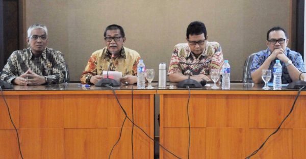 Wagub Jabar Deddy Mizwar saat sosialisasi Perda No 2/2016 tentang Pedoman Pengendalian KBU di Kantor Dinas Pemukiman dan Perumahan Jabar, Kamis (15/12). by Humas Pemprov Jabar