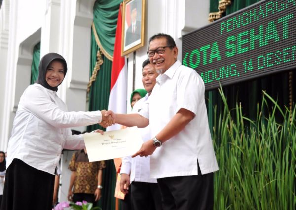 Wagub Jabar Deddy Mizwar menyerahkan penghargaan Swasti Saba di Aula Barat Gedung Sate, Bandung (14/12). by Humas Pemprov Jabar