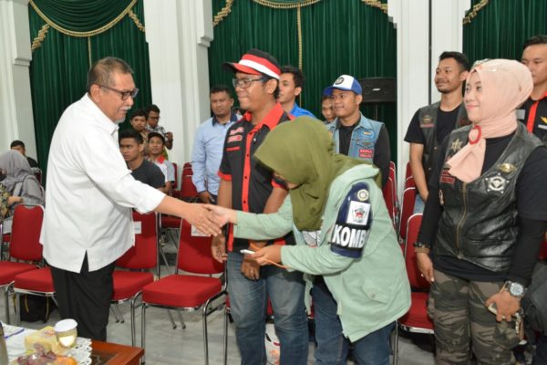 Wagub Jabar Deddy Mizwar bersama komunitas saat Sosialiasai Percepatan Gerakan Citarum Bestari di Aula Barat Gedung Sate Bandung, Rabu (30/11). by Humas Pemprov Jabar