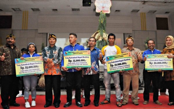 Bupati Bandung H. Dadang M Naser memberikan uang kadeudeuh untuk 12 pelatih dan 73 atlit berprestasi asal Kab Bandung yang berlaga di ajang PON, di Gedung Moch.Toha Soreang, Kamis (1/12). by Humas Pemkab Bandung