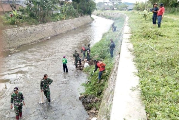 Kodim 0609/Kab. Bandung saat Giat Karya Bhakti Pembersihan Bantaran Sungai Cigede, Dayeuhkolot, Kab. Bandung, Selasa (27/12). by Pendam Slw