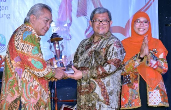 Gubernur Jabar Ahmad Heryawan memberikan penghargaan kepada Maestro Jaipongan Gugum Gumilar, yang telah menghasilkan karya dalam tarian Jaipongan, di Gedung AAC (Majestic) Jalan Braga Bandung, Selasa (13/12). by Ttg Humas Pemprov Jabar 