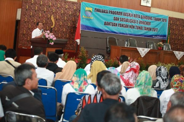 Wakil Walikota Bandung Oded M Danial saat Sosialisasi e-Voucher Bantuan Pangan Non-Tunai Tahun 2017 di Aula Gedung Korpri Provinsi Jawa Barat, Selasa (20/12). by Meiwan Humas Pemkot Bandung