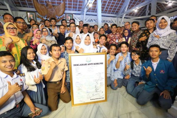 Wali Kota Bandung Ridwan Kamil saat penandatanganan Anti Korupsi di Pendopo Kota Bandung, Kamis (8/12). by Meiwan Humas Pemkot Bandung