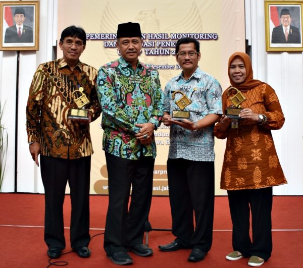 Sekda Kab Bandung Ir.H Sofian Nataprawira MP bersama Tim Humas Setda Kab Bandung saat Pemeringkatan Hasil Monitoring dan Evaluasi Penerapan UU KIP, di Aula Barat Gedung Sate, Kamis (15/12). by Humas Pemkab Bandung