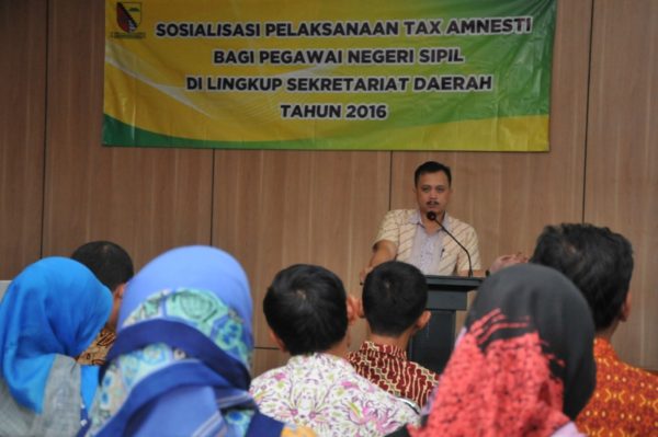 Kabag Hukum Setda Kab Bandung Dicky Anugrah saat Sosialisasi Tax Amnesty Bagi PNS, di Bale Kandaga, Soreang, Kamis (15/12). by Humas Pemkab Bandung