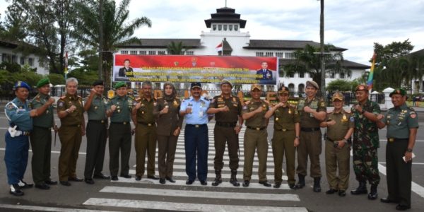  Kasgartap II/Bandung Marsma TNI Sun Sudarta berfoto bersama usai Apel Gabungan Gaktib dan Yustisi di halaman Gedung Sate, Kamis (26/1). by Pendam Slw