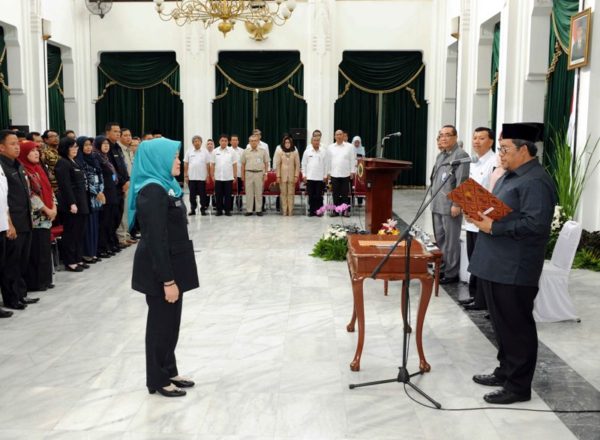 Gubernur Jabar Ahmad Heryawan mengukuhkan Kepala Kantor Regional III BKN, Imas Sukmariah, di Aula Barat Gedung Sate, Rabu (4/1/17). by Humas Pemprov Jabar