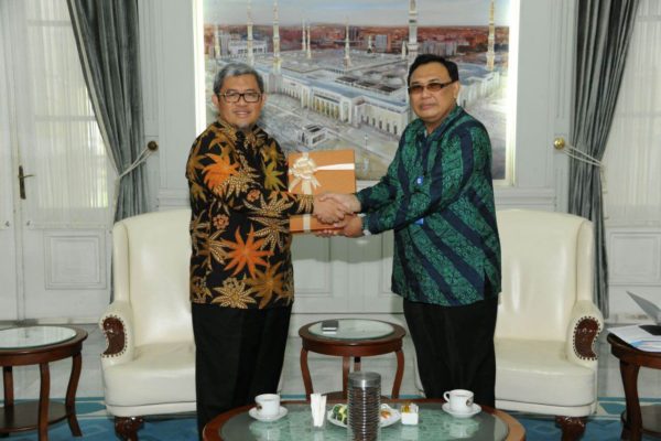 Kepala BPKP Perwakilan Jabar Deni Suardini menyerahkan hasil LPPKP kepada Gubernur Jabar Ahmad Heryawan di Gedung Pakuan, Jumat (20/1). by Humas Pemprov Jabar