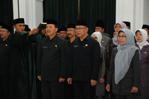 Gubernur Jabar Ahmad Heryawan melantik dan mengukuhkan 188 pejabat pimpinan tinggi, jabatan administrasi dan pengawas di lingkungan Pemprov Jabar, di Aula Barat Gedung Sate, Sabtu (31/12/16). by Humas Pemprov Jabar