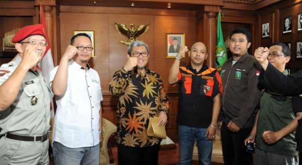 Gubernur Jabar Ahmad Heryawan saat menerima petisi dari ormas, OKP dan LSM se-Jabar di Gedung Sate, Jumat (20/1). ist