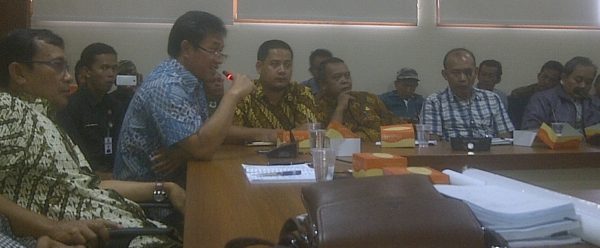 Kepala Satker PJSA-BBWS Citarum, Ahmad Sajidin (kiri) saat berdialog dengan warga Kp Cieunteung Kel/Kec Baleendah, Kab Bandung di Kantor BBWS, Jl Cidurianj, Kota Bandung, Jumat (20/1). by iwa/bbcom