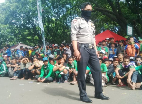 Polisi kawal massa Bonek di GOR Pajajaran Bandung, Minggu (8/1). by XV/bbcom