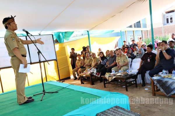 Bupati Bandung Dadang M Naser saat peletakan batu pertama pembangunan Masjid Nurul Falah dan Masjid Al-Amanah di Kampung Dungus Lembu, Desa Margaasih, Kec Margaasih, Kab Bandung, Selasa (24/1).