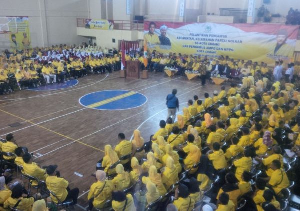 DPD Partai Golkar Cimahi resmi melantik 1.500 relawan untuk mengawal kemenangan pasangan Calon Walikota dan Wakil Walikota Cimahi Atty Suharti-Achmad Zulkarnain. by bb4