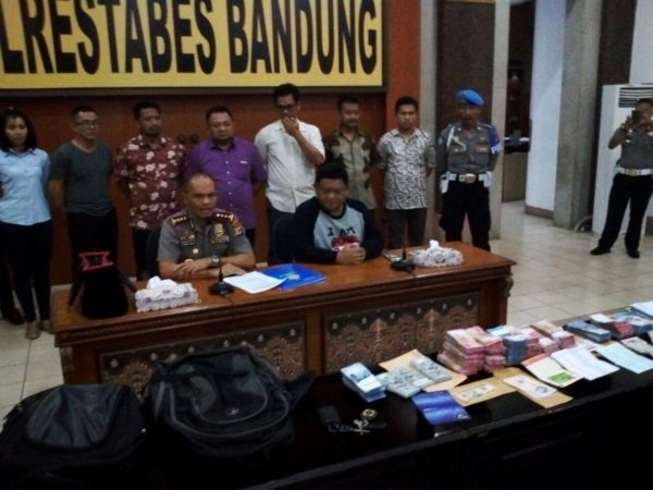 Kapolrestabes Bandung Kombes Hendro Pandowo didampingi Kasatreskrim AKBP Yoris Maulana Yusuf Marzuki, saat ekspos OTT Kepala DPMPTSP di Mapolrestabes Bandung, Sabtu (28/1). by ist