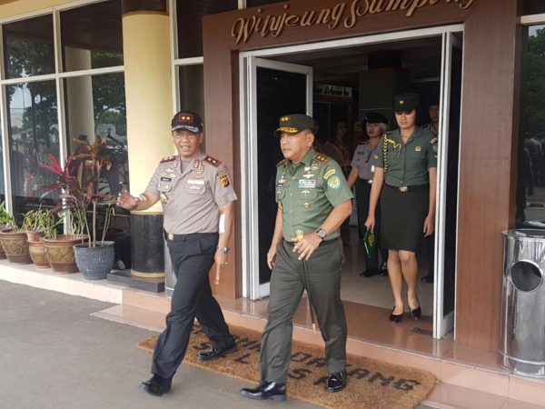 Pangdam III Siliwangi Mayjen Herindra didampingi Kapolda Jabar Irjen Pol Anton Charliyan saat Apel Bersama TNI - Polri, di Mapolda Jabar, Selasa (24/1).