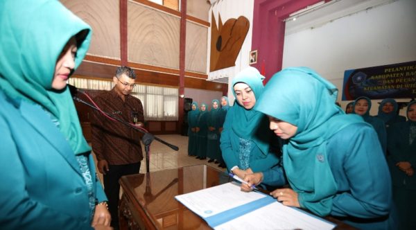 Ketua TP PKK Kab Bandung, Hj. Kurnia Agustina Naser saat melantik Kepengurusan TP PKK Kab Bandung Periode 2016-2021di Gedung Dewi Sartika, Soreang, Kamis (26/1). by Anne Humas Pemkab Bandung