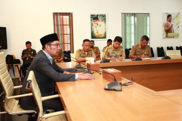 Wali Kota Bandung Ridwan Kamil saat Rapat Pimpinan Terbatas di Pendopo Kota Bandung, Senin (16/1). by Meiwan Humas Pemkot Bandung