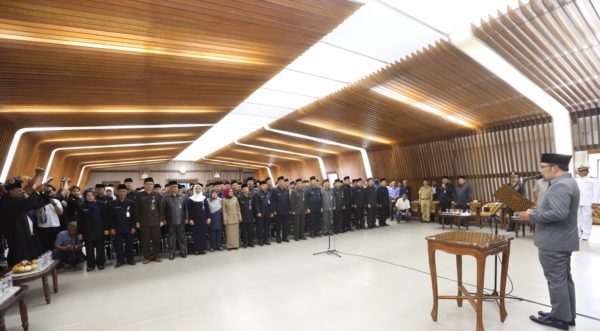 Wali Kota Bandung Ridwan Kamil melantik dan mengambil sumpah Jabatan Pimpinan Tinggi dan Jabatan Administrator di Ruang Serba Guna Bale Kota Bandung, Selasa (3/1/17). by Meiwan Humas Pemkot Bandung.