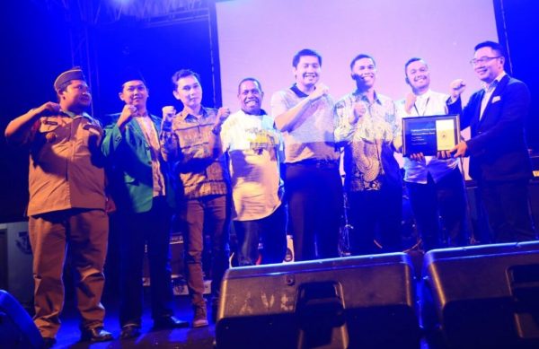 Wali Kota Bandung Ridwan Kamil didapuk jadi Tokoh Penggerak Pluralisme saat acara Natal Pemuda-Pemudi Kristen Bandung Raya di Dago, Sabtu (28/1) malam. by Humas Pemkot Bandung