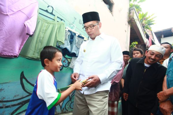 Wali Kota Bandung Ridwan Kamil menyapa bocah yang main bedil jepret saat mapay lembur di RW 02 Kel Sukagalih, Kec Sukajadi, , Jumat (27/1). by Meiwan Humas Pemkot Bandung