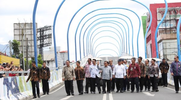 Wapres Jusuf Kalla saat meresmikan Overpass Pelangi Antapani di Jalan Jakarta, Kota Bandung, Selasa (24/1). by Meiwan Humas Pemkot Bandung