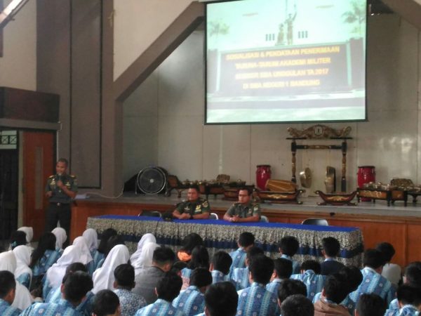 Kodam III/Siliwangi sosialisasi Calon Taruna Akmil ke SMA Unggulan di wilayah Kota Bandung, Jumat (13/1). by Pendam Slw