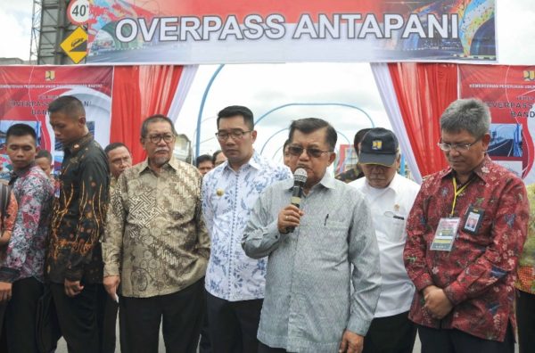 Wapres Jusuf Kalla saat meresmikan Overpass Pelangi Antapani di Jalan Jakarta, Kota Bandung, Selasa (24/1). by Humas Pemprov Jabar