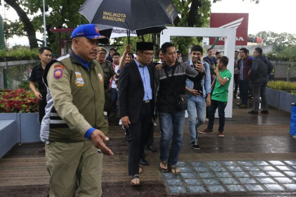 Wali Kota Bandung Ridwan Kamil di Skywalk Cihampelas. by Humas Pemkot Bandung