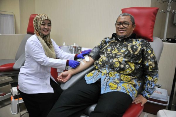 Gubernur Jabar Ahmad Heryawan saat donor darah di PMI Kota Bandung, Kamis (2/2). by Humas Pemprov Jabar