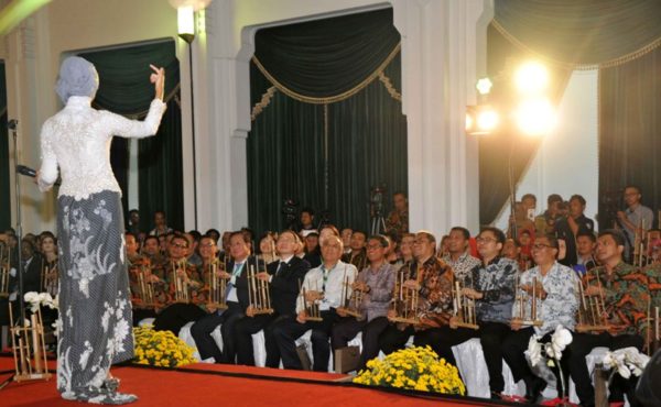 Peserta Ibraf mainkan angklung saat sajian makan malam di Gedung Sate, Selasa (22/2). by Humas Pemprov jabar. 