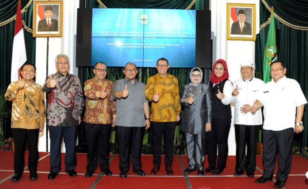 Gubernur Jawa Barat Ahmad Heryawan usai penandatanganan perjanjian kerjasama dengan BPJS Ketenagakerjaan Pusat, BNP2TKI, dan Bank BJB, di Aula Barat Gedung Sate, Jl. Diponegoro No. 22, Kota Bandung, Rabu sore (8/2). by Ttg Humas Pemprov Jabar