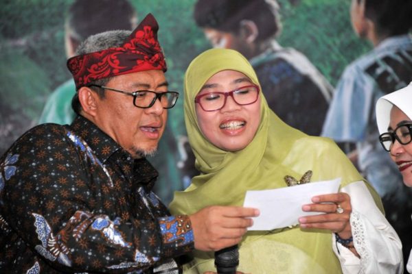 Gubernur Jabar Ahmad Heryawan didampingi istri Netty Prasetiyani saat membacakan carponn di acara Mieling Basa Poe Indung di Aula Yayasan Pusat Kebudayaan (YPK), Jl. Naripan Bandung, Minggu (19/2). by Humas Pemprov Jabar 