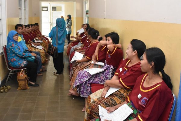 Para akseptor MOW (Metoda Operaasi Wanita) menunggu giliran operasi di RS Salamun Lanud Sulaiman Kecamatan Margahayu, Selasa (14/2). by Humas Pemkab Bandung