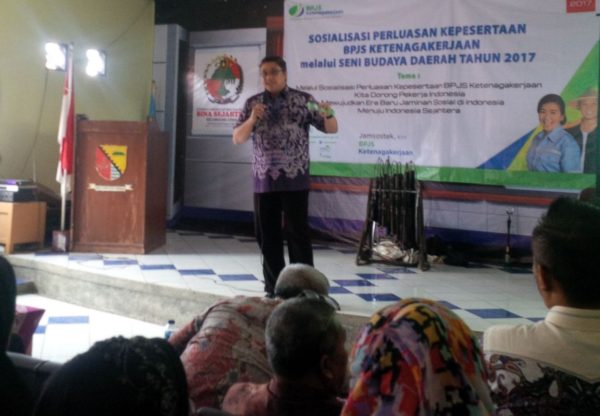 Ketua Komisi IX DPR RI Dede Yusuf Macan Effendi saat sosialisasi BPJS Ketenagakerjaam di Wisma Koperasi Bina Sejahtera KPRI Ciparay, Kab Bandung, Kamis (16/2). by ist