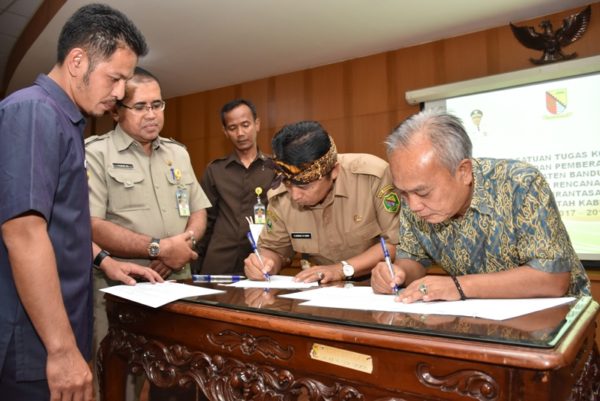  Bupati Bandung Dadang Naser bersama Ketua DPRD Kabupaten Bandung Anang Susanto menandatangani komitmen Rencana Aksi (Renaksi) pemberantasan korupsi terintegrasi, di Bale Winaya Soreang, Selasa (21/2). by Vita Humas Pemkab Bandung