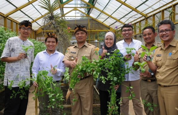 Bupati Bandung, H. Dadang M Naser berfoto bersama Mr. Froi, President of Mother Earth Foundation (kedua dari kiri) di Rumah Jabatannya di Soreang, Senin (27/2). by Humas Pemkab Bandung