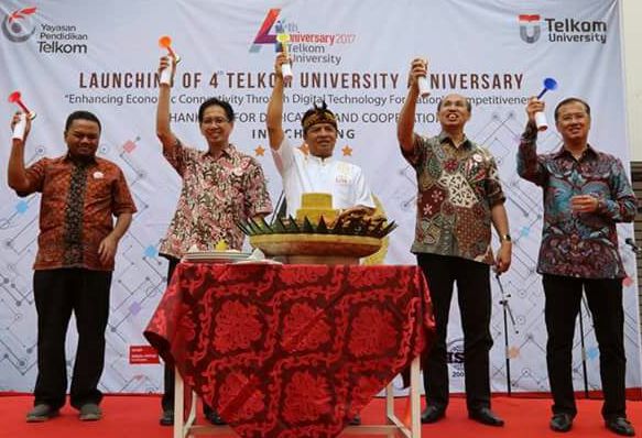 Bupati Bandung H. Dadang M. Naser, SH,S.IP.,M.IP saat Syukuran Akreditasi A dan launching The 4th Anniverssary Telkom University di Gedung Tokong Nanas Kampus Tel U, Kecamatan Dayeuhkolot, Rabu (1/2). by Vita Humas Pemkab Bandung