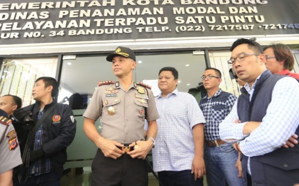 Kapolrestabes Bandung Kombes Pol Hendro Pandowo dan Wali Kota Bandung Ridwan Kamil usai melepas garis polisi yang melintangi pintu masuk Kantor DPMPTSP, Minggu (5/2).by Meiwan Humas Pemkot Bandung