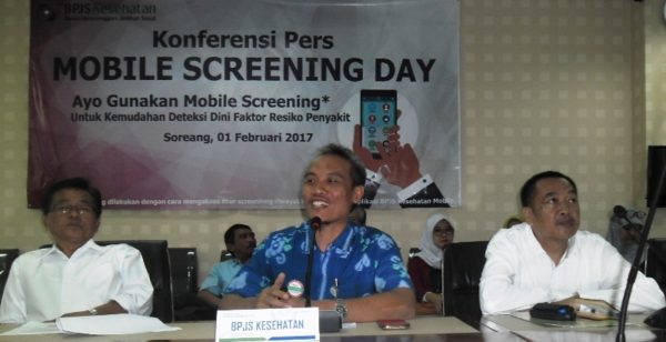 Kepala BPJS Kesehatan Cabang Soreang Jayadi (tengah) didampingi Kepala Dinas Kesehatan Kabupaten Bandung Achmad Kustijadi saat konferensi pers Mobile Screening di Kantor BPJS Kesehatan Soreang, Rabu (1/2). by iwa/bbcom