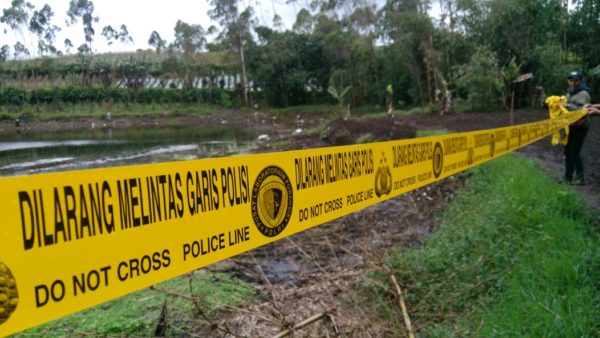 Satreskrim Polres Bandung menyegel pipa pembuangan limbah kotoran sapi dari peternakan sapi milik PT UPBS di Desa Pulosari, Kec Pangalengan, Kab Bandung, Kamis (2/2). by bb8