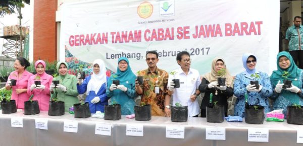 Ketua TP PKK Jabar Netty Heryawan saat Launching GERTAM Cabai di Kantor BPTP Jabar, Jl. Kayuambon No. 80 Lembang. KBB, Rabu (8/2). by Humas Pemprov Jabar