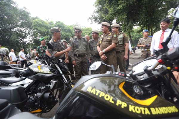 Wali Kota Bandung Ridwan Kamil saat gelar pasukan Satpol PP-Linmas, di Plaza Bale Kota Bandung, Selasa (14/2/17).